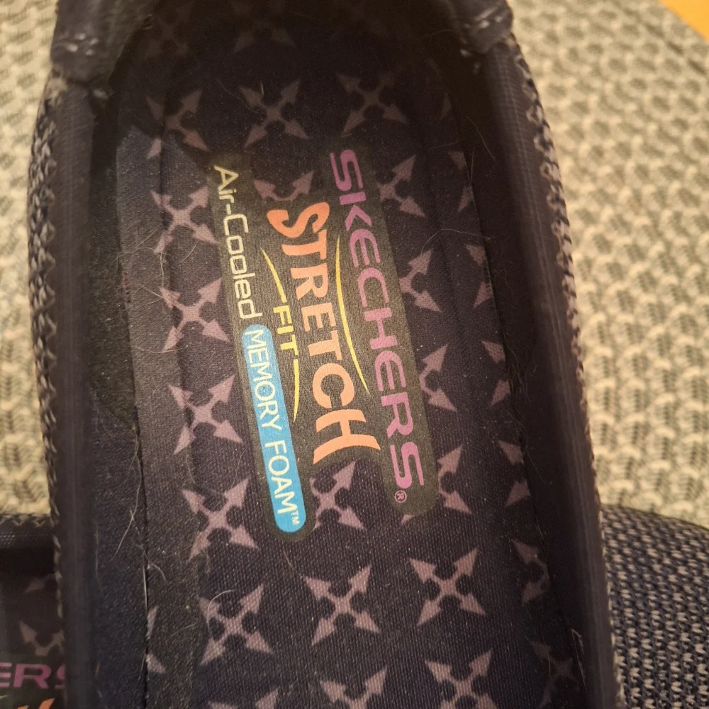 SKECHERS STRETCH FIT slip on round toe gray/black knit perfect for fall …
